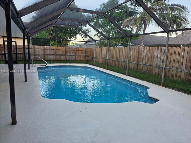 9300 Dunhill Dr, Miramar, FL 33025