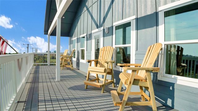 1028 Sunset Circle W, Crystal Beach, TX 77650