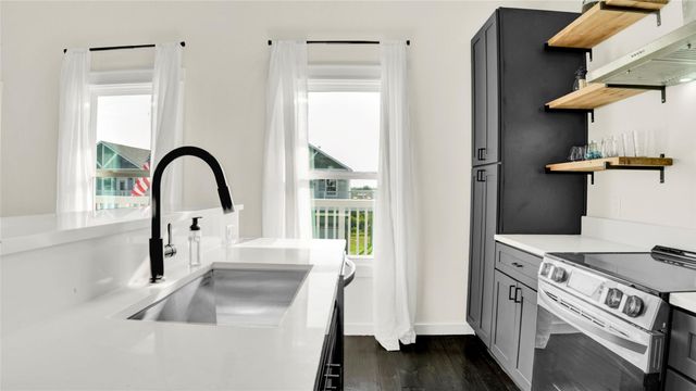 1028 Sunset Circle W, Crystal Beach, TX 77650