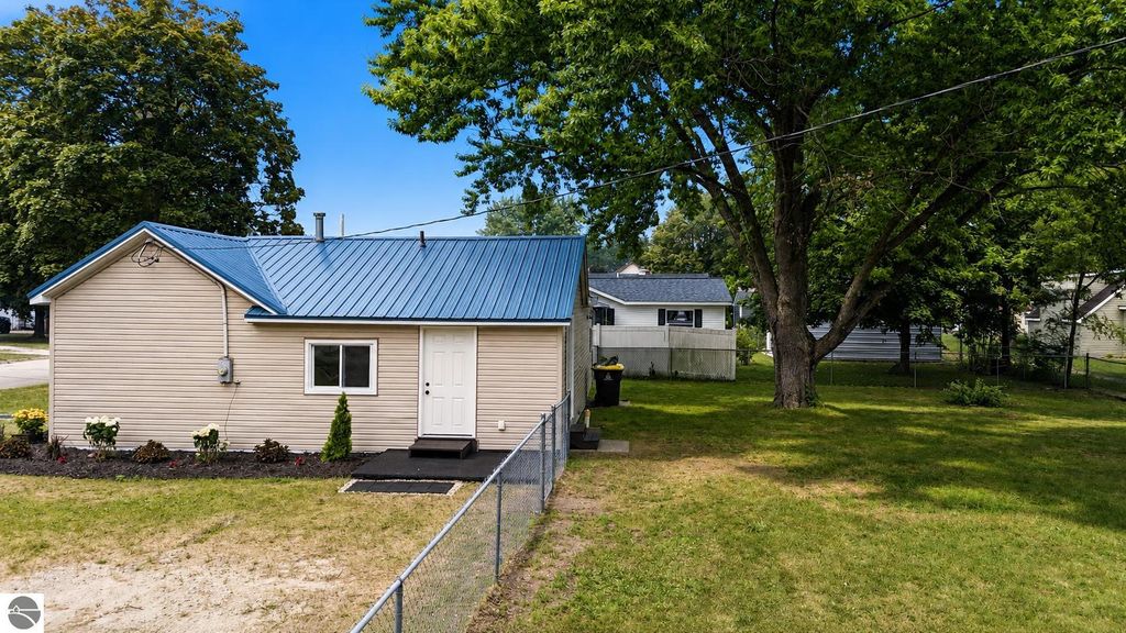 Image 2 of property listing at 1117 Ward Street, Mt Pleasant, MI 48858
