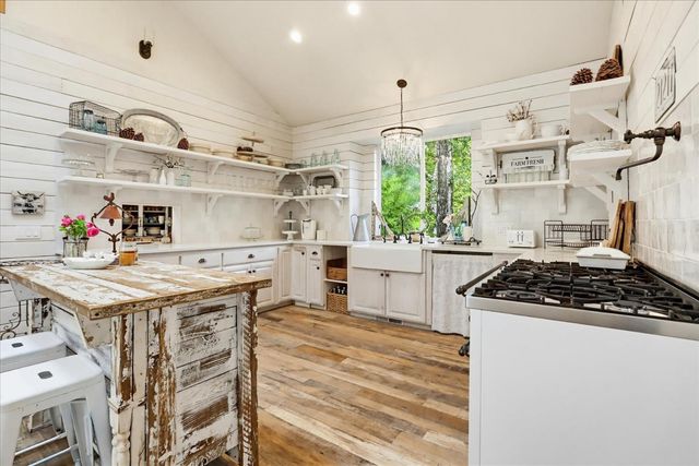 21211 McCourtney Rd, Grass Valley, CA 95949