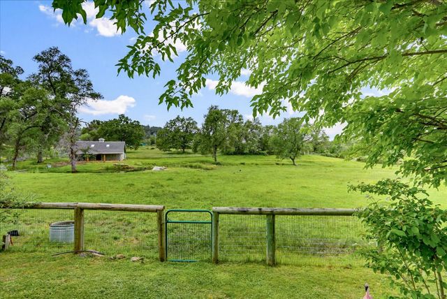 21211 McCourtney Rd, Grass Valley, CA 95949