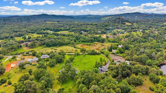 21211 McCourtney Rd, Grass Valley, CA 95949