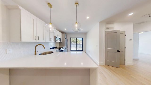 52 Withington St 7, Boston, MA 02124