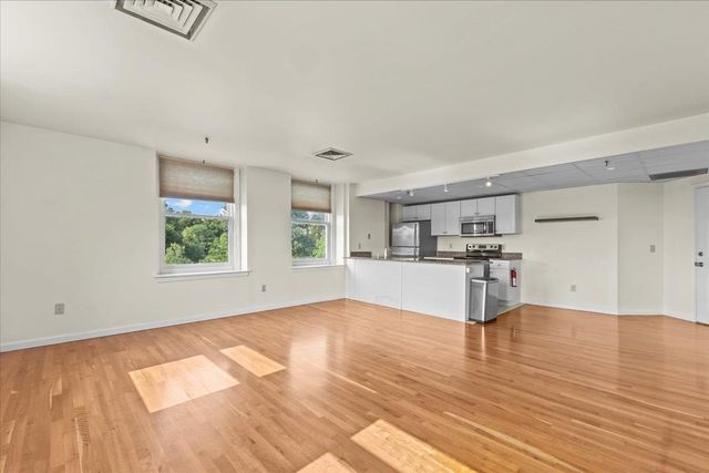 131 Main St Apt 302, Burlington, VT 05403