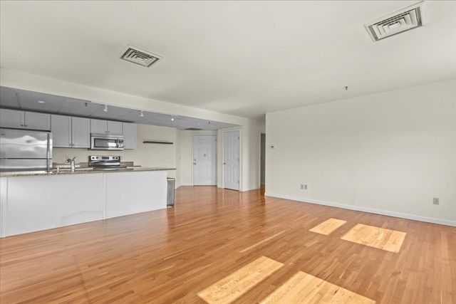 131 Main St Apt 302, Burlington, VT 05403