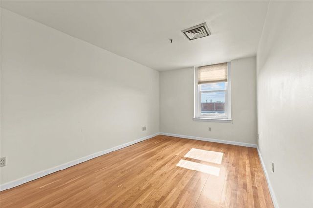 131 Main St Apt 302, Burlington, VT 05403