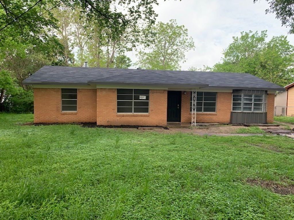 606 N Spencer Street, Lacy Lakeview, TX 76705