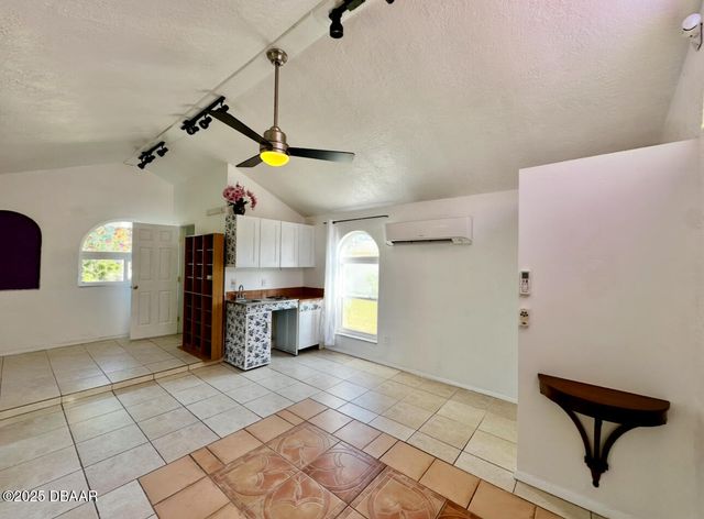 1104 Jacaranda Ave, Daytona Beach, FL 32118