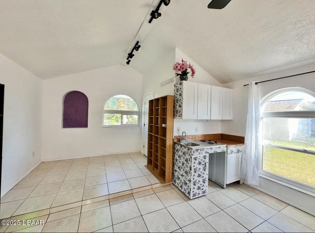 1104 Jacaranda Ave, Daytona Beach, FL 32118