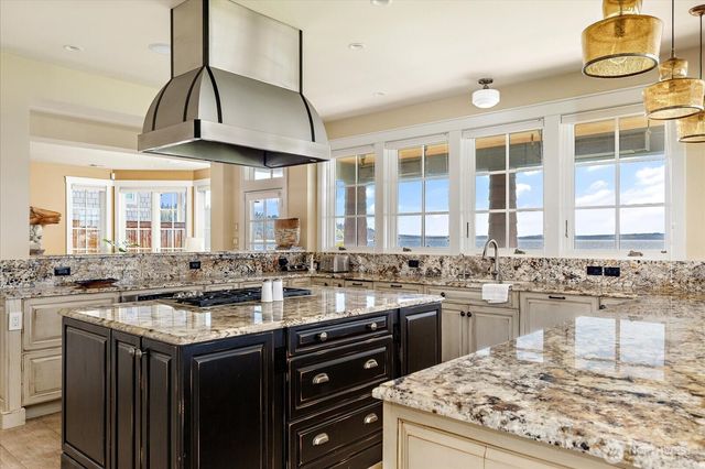 5848 Mutiny Bay Road, Freeland, WA 98249