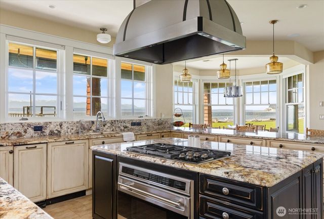 5848 Mutiny Bay Road, Freeland, WA 98249