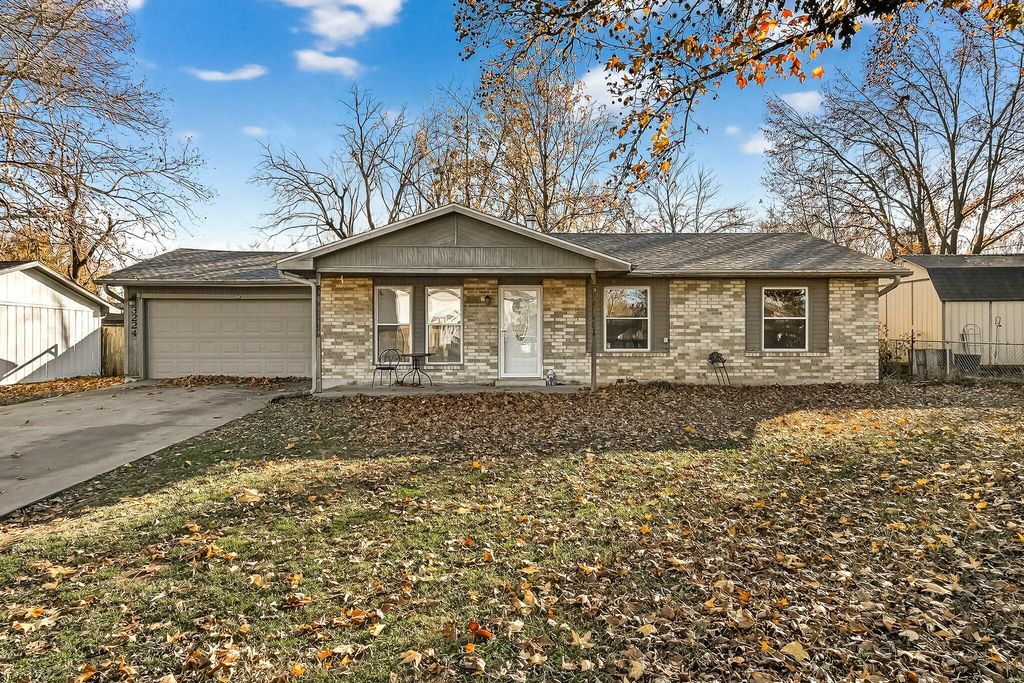 3224 W Countryside Drive, Springfield, MO 65807