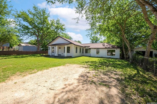 1312 C St, Floresville, TX 78114