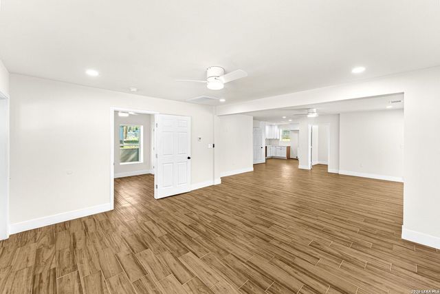 1312 C St, Floresville, TX 78114