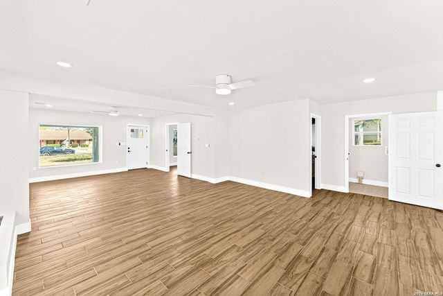 1312 C St, Floresville, TX 78114