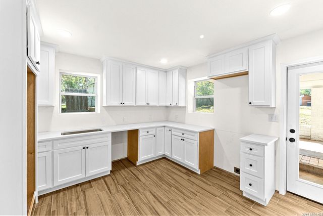 1312 C St, Floresville, TX 78114