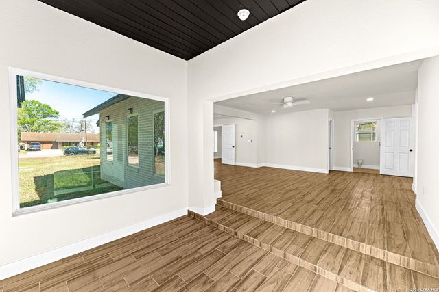 1312 C St, Floresville, TX 78114