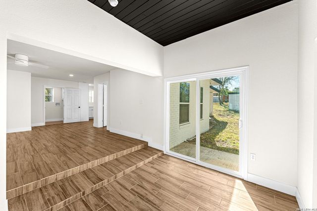 1312 C St, Floresville, TX 78114