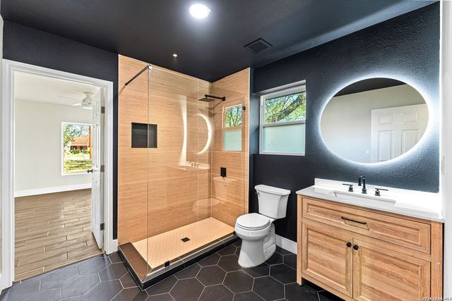 1312 C St, Floresville, TX 78114