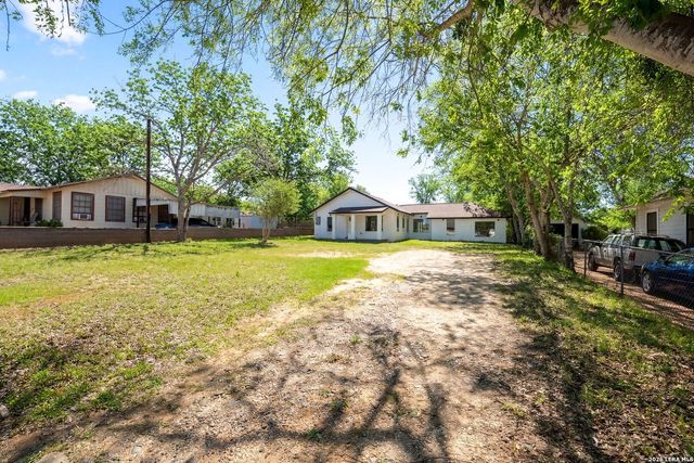1312 C St, Floresville, TX 78114