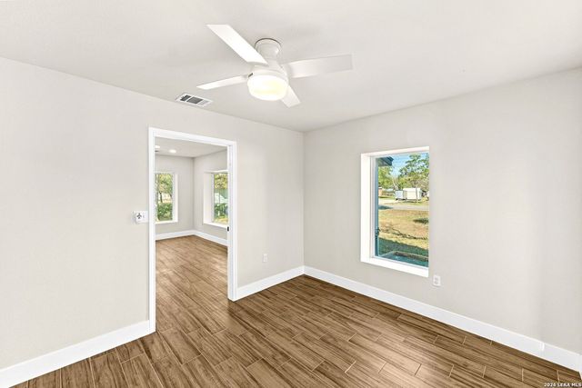 1312 C St, Floresville, TX 78114