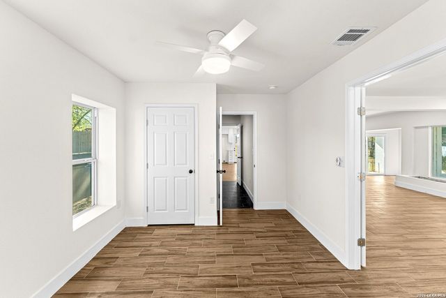 1312 C St, Floresville, TX 78114