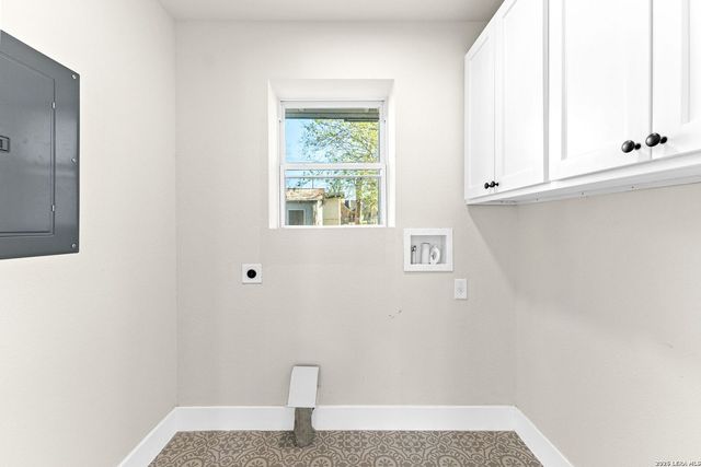 1312 C St, Floresville, TX 78114