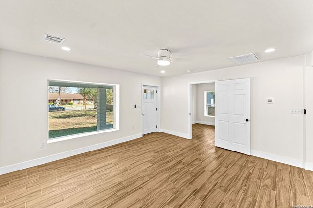 1312 C St, Floresville, TX 78114