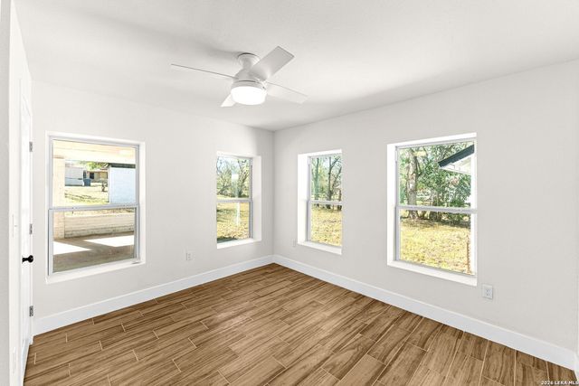 1312 C St, Floresville, TX 78114