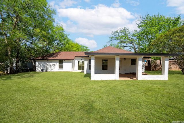 1312 C St, Floresville, TX 78114