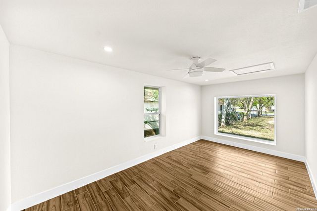 1312 C St, Floresville, TX 78114