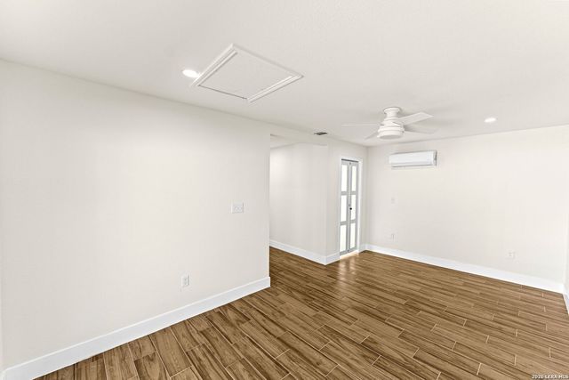 1312 C St, Floresville, TX 78114