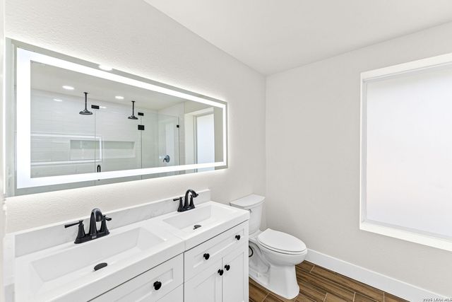 1312 C St, Floresville, TX 78114