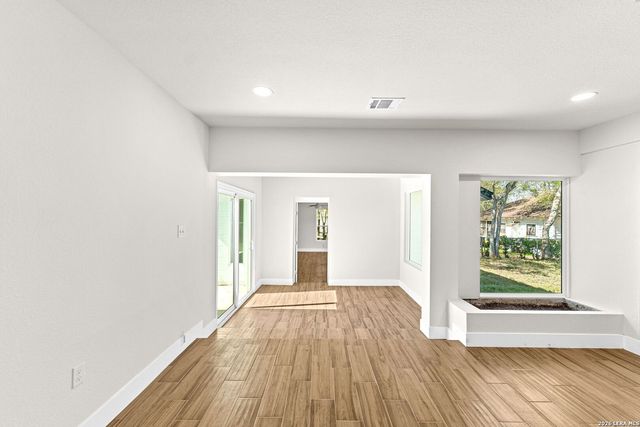 1312 C St, Floresville, TX 78114