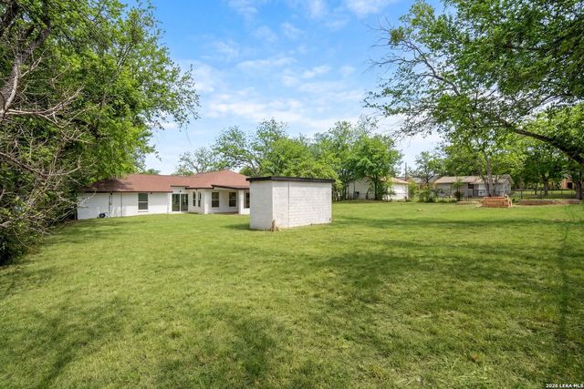 1312 C St, Floresville, TX 78114