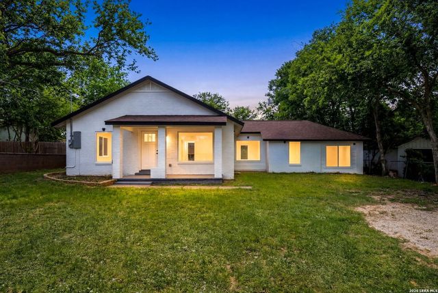 1312 C St, Floresville, TX 78114