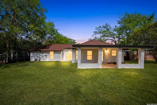 1312 C St, Floresville, TX 78114