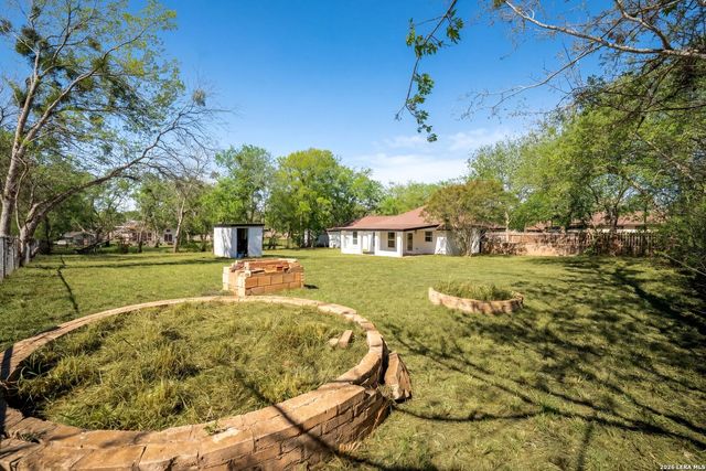 1312 C St, Floresville, TX 78114