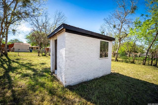 1312 C St, Floresville, TX 78114