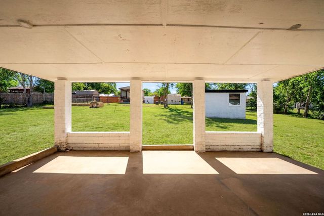 1312 C St, Floresville, TX 78114