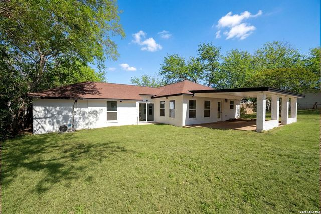 1312 C St, Floresville, TX 78114