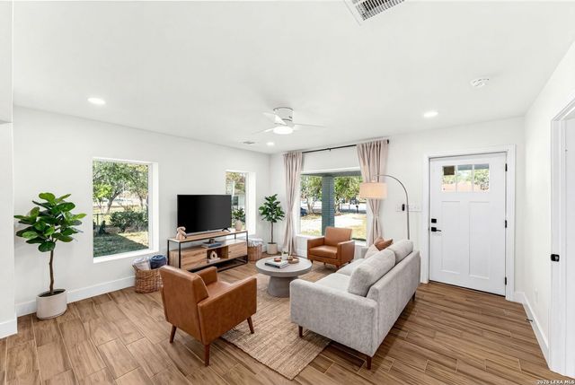 1312 C St, Floresville, TX 78114