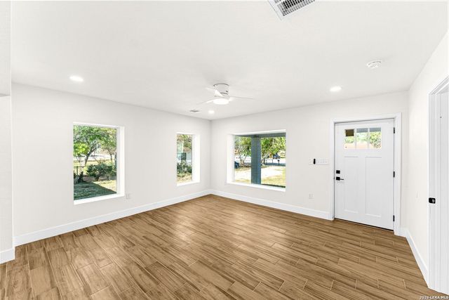 1312 C St, Floresville, TX 78114