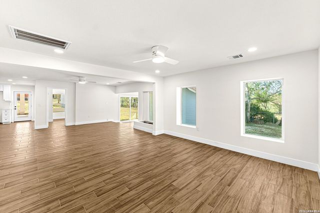 1312 C St, Floresville, TX 78114