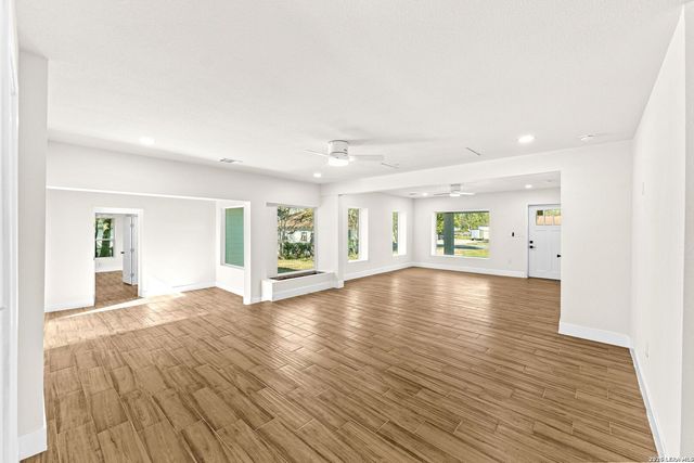 1312 C St, Floresville, TX 78114