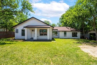1312 C St, Floresville, TX 78114