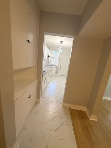 2230 E 70th Place 204, Chicago, IL 60649