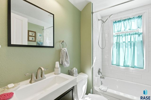 1116 S Center Ave Avenue, Sioux Falls, SD 57105