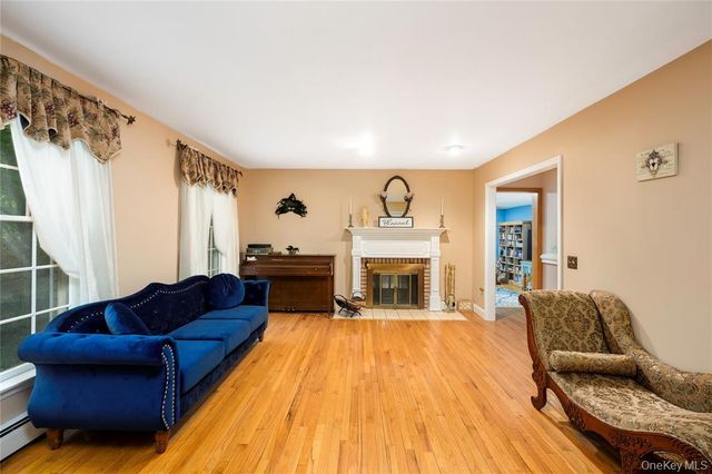 17 Stonegate Drive, Hyde Park, NY 12538